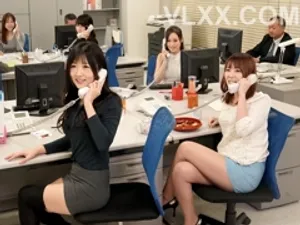 Đang chơi game thì bị bạn thân của em gái thổi kèn