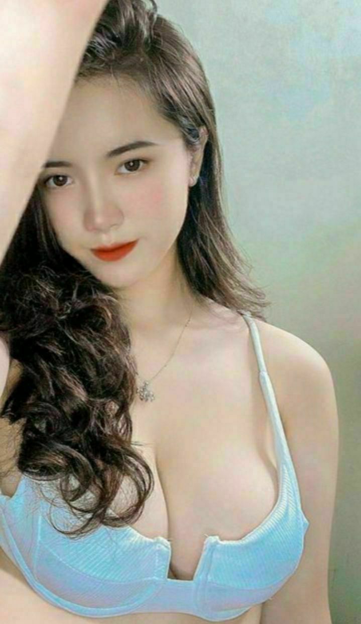 Kính cận ngồi xoa bím